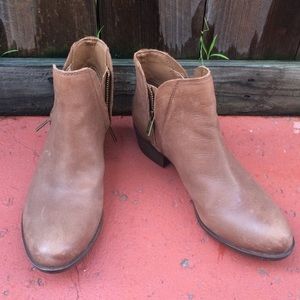 Super cute leather ankle boots