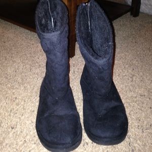 Black and very cozy boots!!