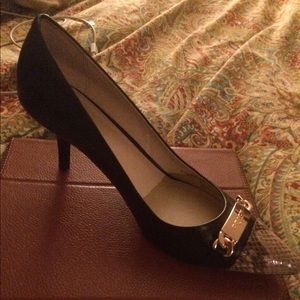 Coach pumps, 2.5 in heel