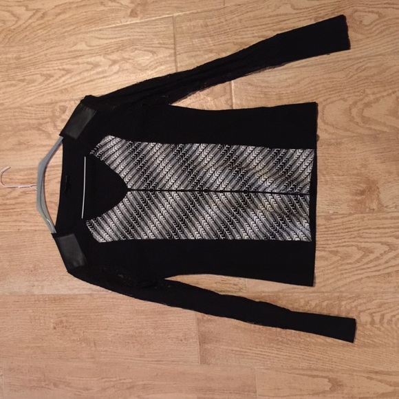 Sweater with  lace sleeves.