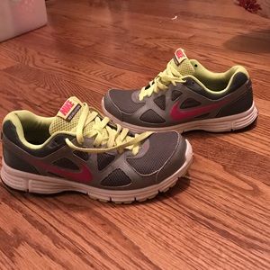 woman's size 9.5 Nike gym shoes