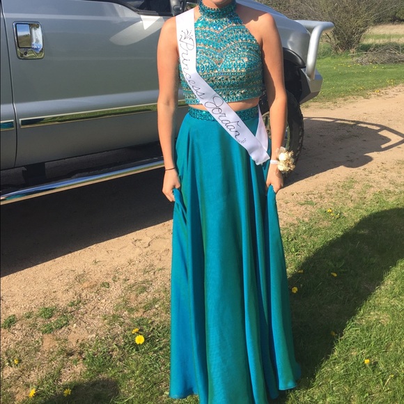 ⬇️PRICE REDUCTION⬇️Two piece prom dress