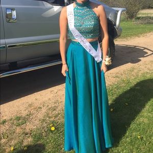 ⬇️PRICE REDUCTION⬇️Two piece prom dress