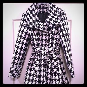 Beautiful black and white houndstooth coat