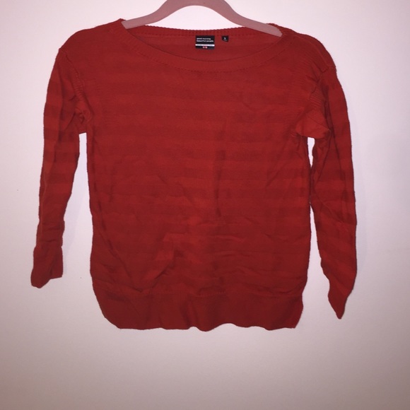 Super cute orange sweater/shirt w stripe detail
