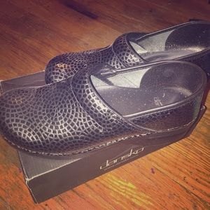 Black medallion women's danskos