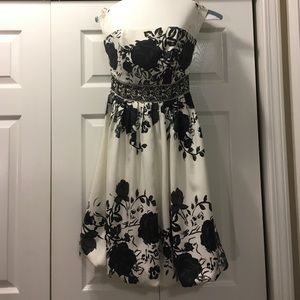 Forever 21 semi-formal dress. In great condition.