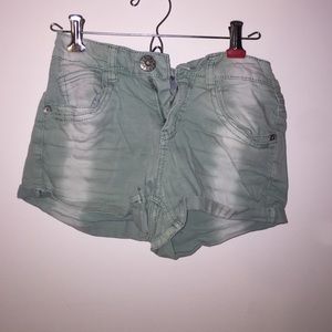 Super cute army green Jean shorts!