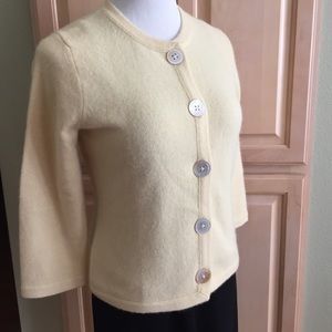 Absolutely gorgeous canary yellow sweater🐤