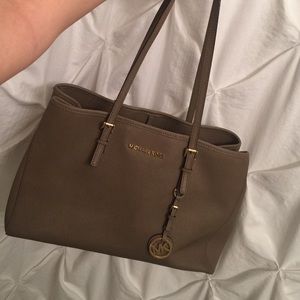 amazing condition Michael Kors Jet Set Tote!