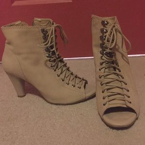 Gianni Bini sz 8 3 inch Peep Toe Heels