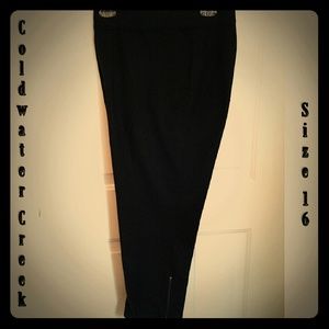 👖Versatile black capris, zipdown outer seams