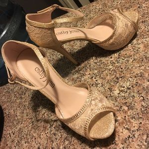 Nice 👠 shoes just where'd them for a day..