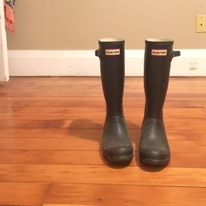 Hunter boots. Fits women size 5. Mid calf.