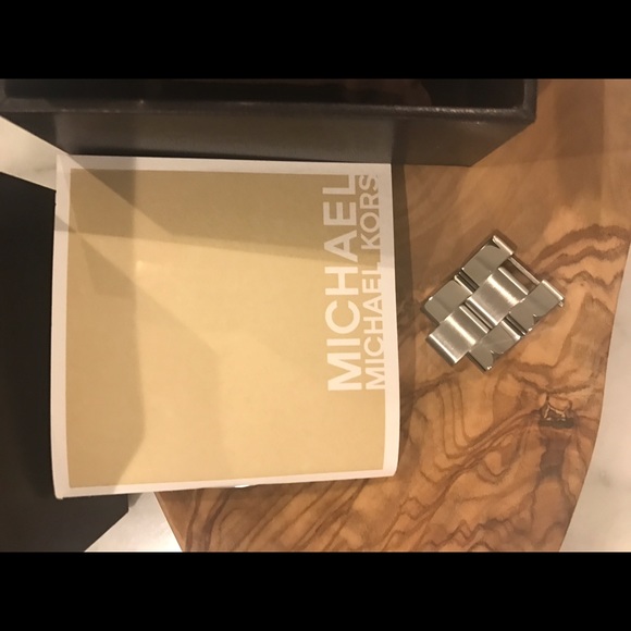 Michael Kors mother of pearl watch - Picture 2 of 7