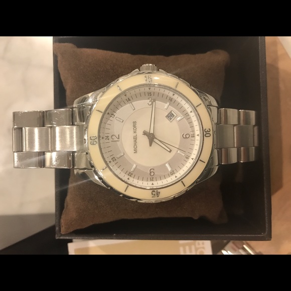 Michael Kors mother of pearl watch - Picture 3 of 7