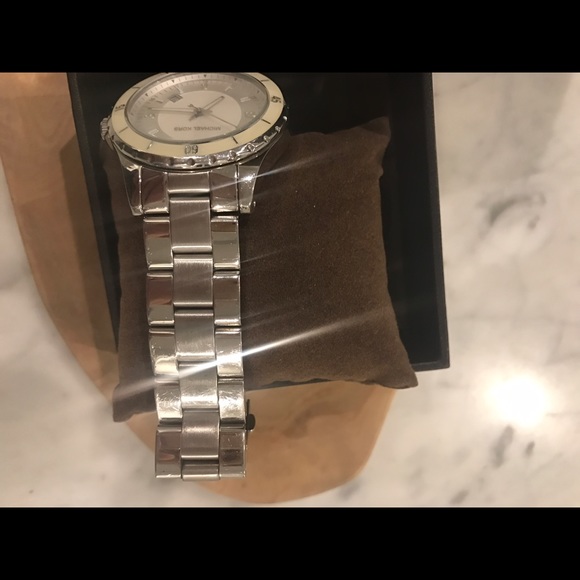 Michael Kors mother of pearl watch - Picture 4 of 7