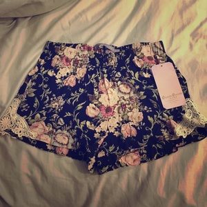 Flowy shorts with flowers and lace design