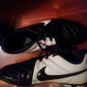 Soccer shoes