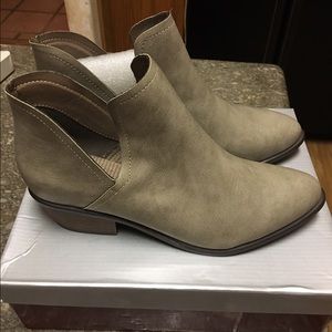 New in box Women's 8 1/2 taupe split side booties