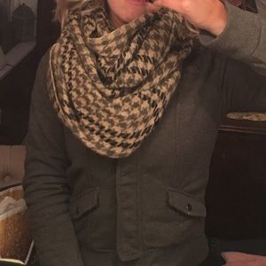 Houndstooth patterned infinity scarf