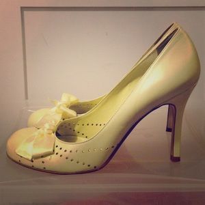 vintage inspired pumps with satin bow detail.