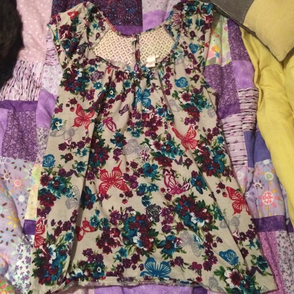 Cute crocheted back butterfly top - Picture 1 of 2