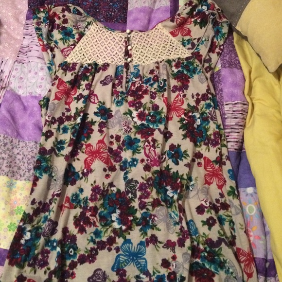 Cute crocheted back butterfly top - Picture 2 of 2