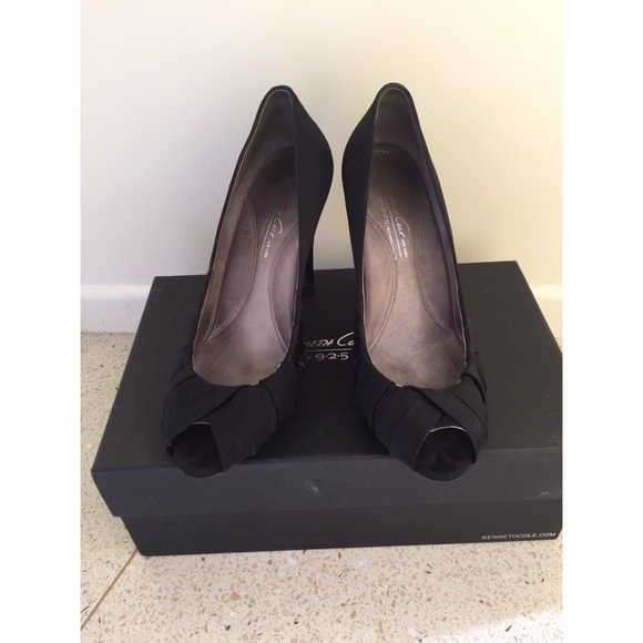 Satin Peep-toe Pumps by Kenneth Cole 9.2.5 - Picture 1 of 4