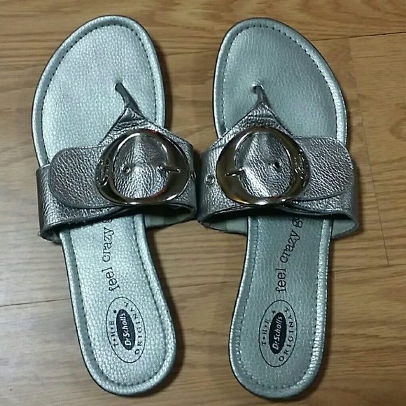 2 pair of flip flops