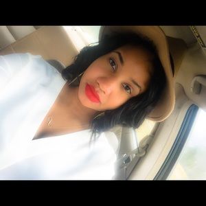 Meet your Posher, Danielle