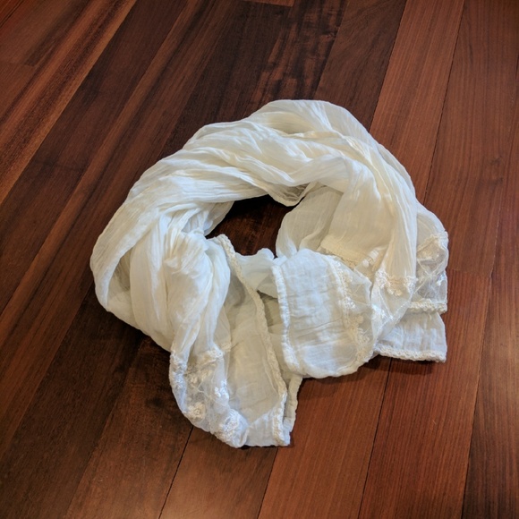 Cream scarf with lace trim