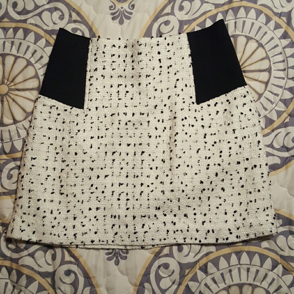 Wool-like black and white mini skirt