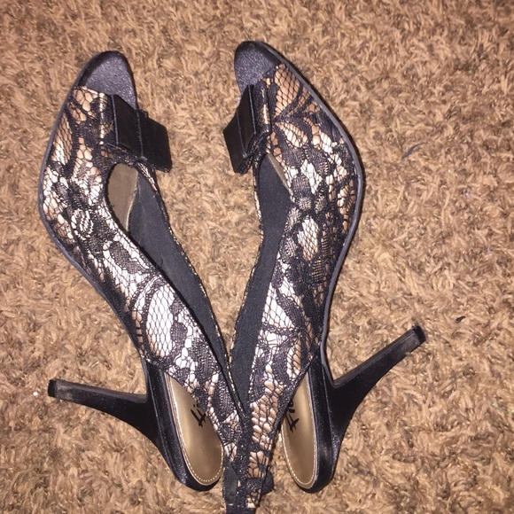 Black lace heels - Picture 3 of 3
