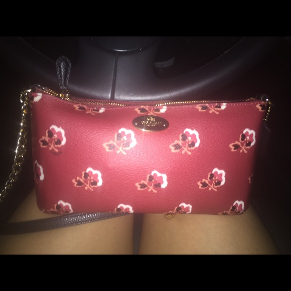 Adorable red canvas coach shoulder bag - Picture 2 of 4