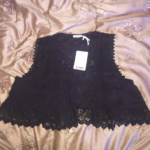 ❗️NWT❗️ Black crop vest with lace detail