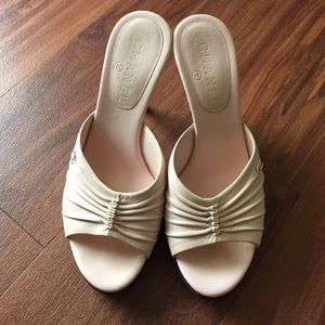 CHANEL light pink pumps