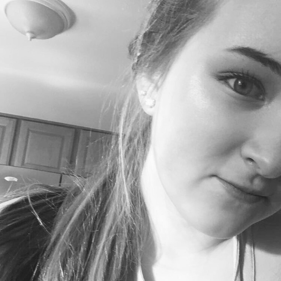 Meet your Posher, Sarah - Picture 2 of 3