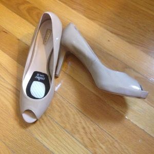 Tahari nude peep toe pumps