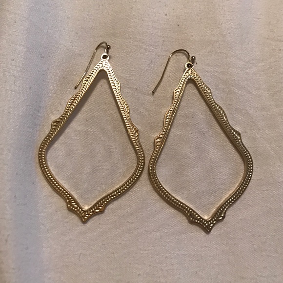 Kendra Scott Sophee Drop Earrings. GOLD.