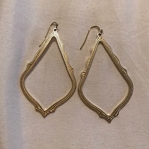 Kendra Scott Sophee Drop Earrings. GOLD.