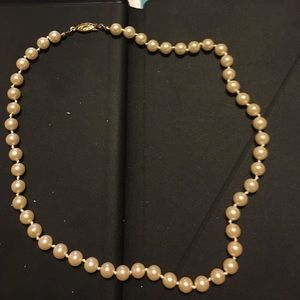 Elegant pearl necklace