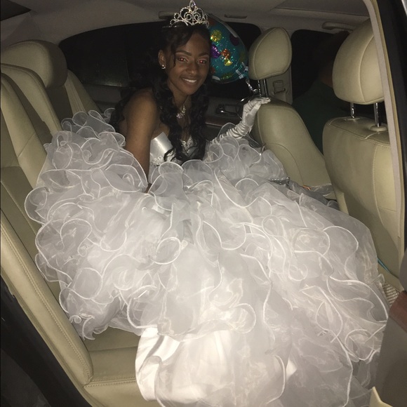 White gown with ruffled bottom - Picture 1 of 2