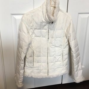 White medium puffy jacket w/ faux fur trim!