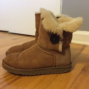 Authentic Bailey button uggs