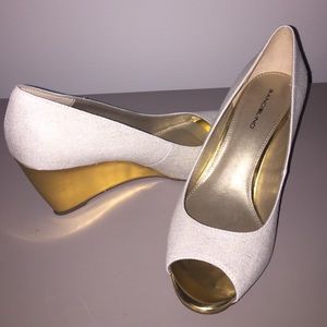 Bandolino light gold tufflove peeptoe wedge new