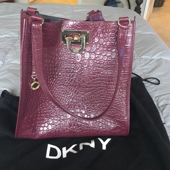 DKNY bucket bag Crocodile Patent Leather cranberry
