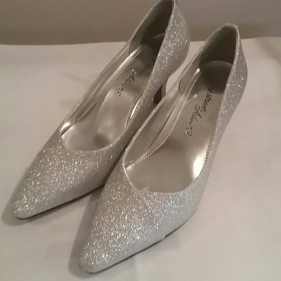 easy street silver pumps