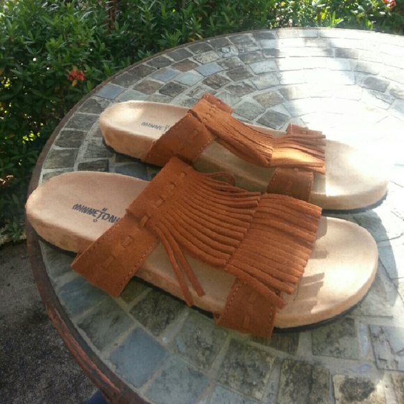 NWT Minnetonka Daisy Fringe Sandal size 10