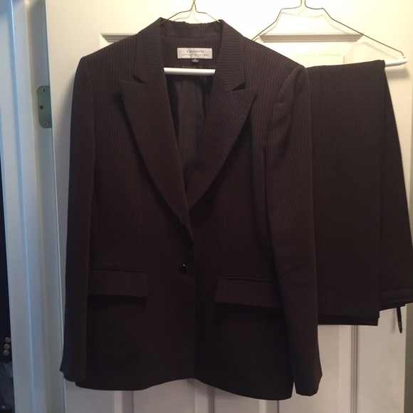 Tahari women's pant suit